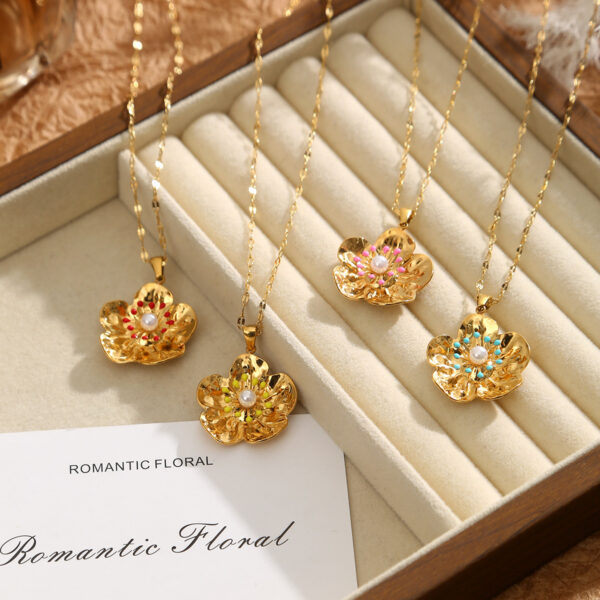 Wholesale gold flower necklace stainless steel plated pendant light luxury necklace