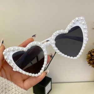 Single row of pearls-white frame gray piece