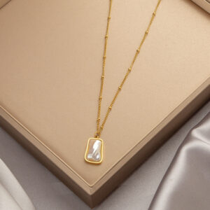 Irregular Pearl Pendant Necklace