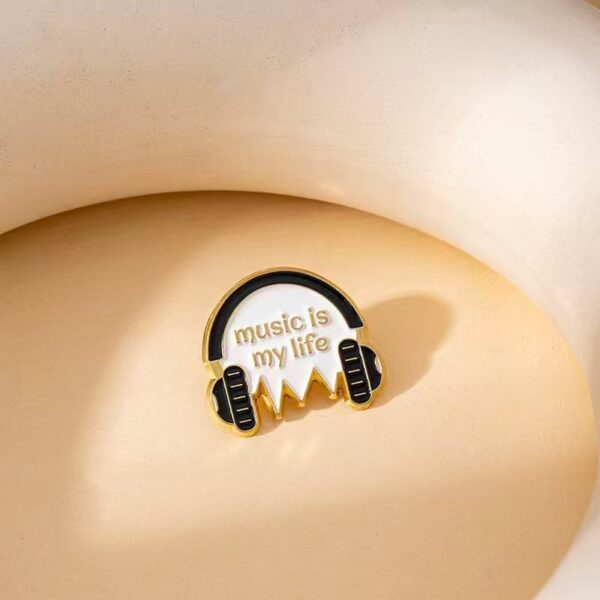 Wholesale Cartoon football brooch dripping oil accessories