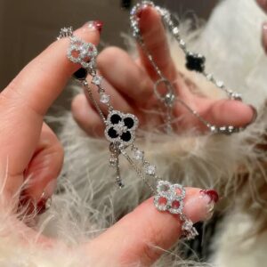 Silver bracelet black shell