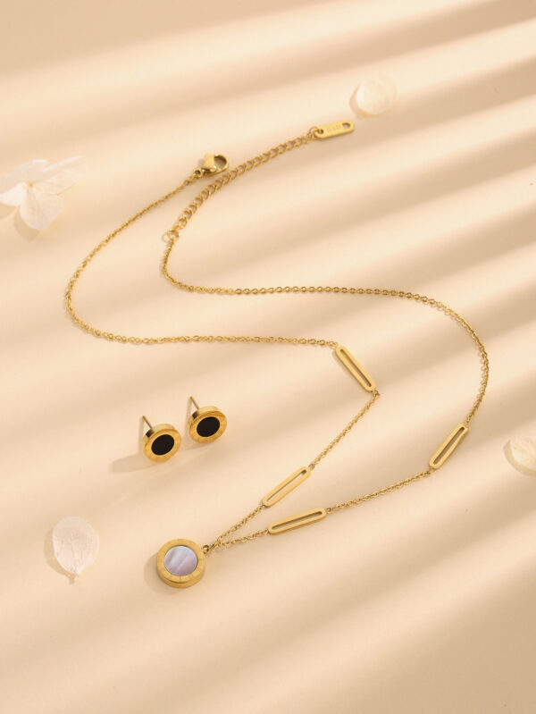 O1CN01IBWFLn1MqB078IobT_2212889381485-0-cib Wholesale Titanium Steel Black and White Mother of Pearl Double Sided Roman Necklace and Earrings