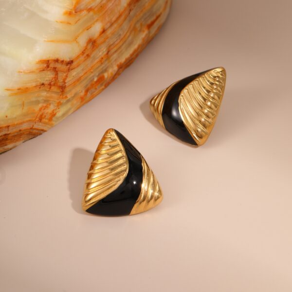 Wholesale Black heart-shaped titanium steel earrings