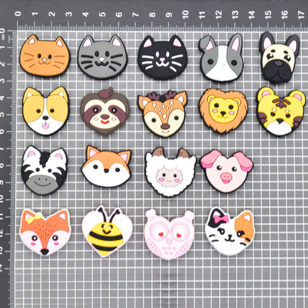 O1CN01IbjxPs1NGkEPVzbRh_2208878341543-0-cib Wholesale Random 100pcs Cartoon Cute Animal Series Focal Beads