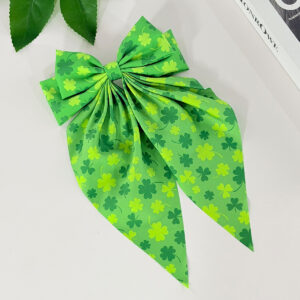 01 four-leaf clover on green background