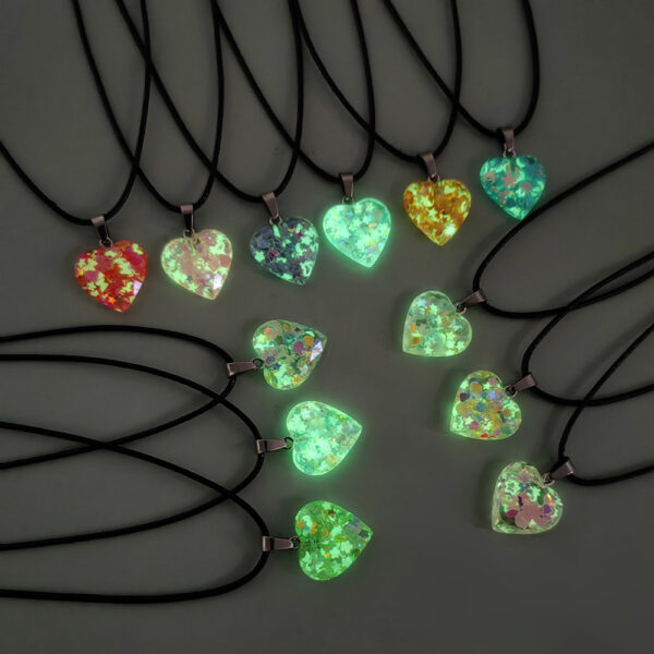 O1CN01JPQNNU1TBbTKLtoiX_2200812712344-0-cib Wholesale Luminous Love Multi colored sequin Peach Heart Necklace