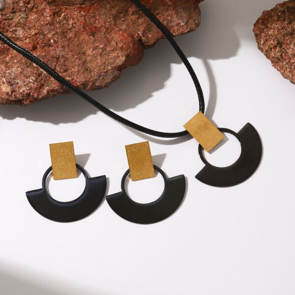 Wholesale Stainless steel jewelry set for women, including a necklace and earrings