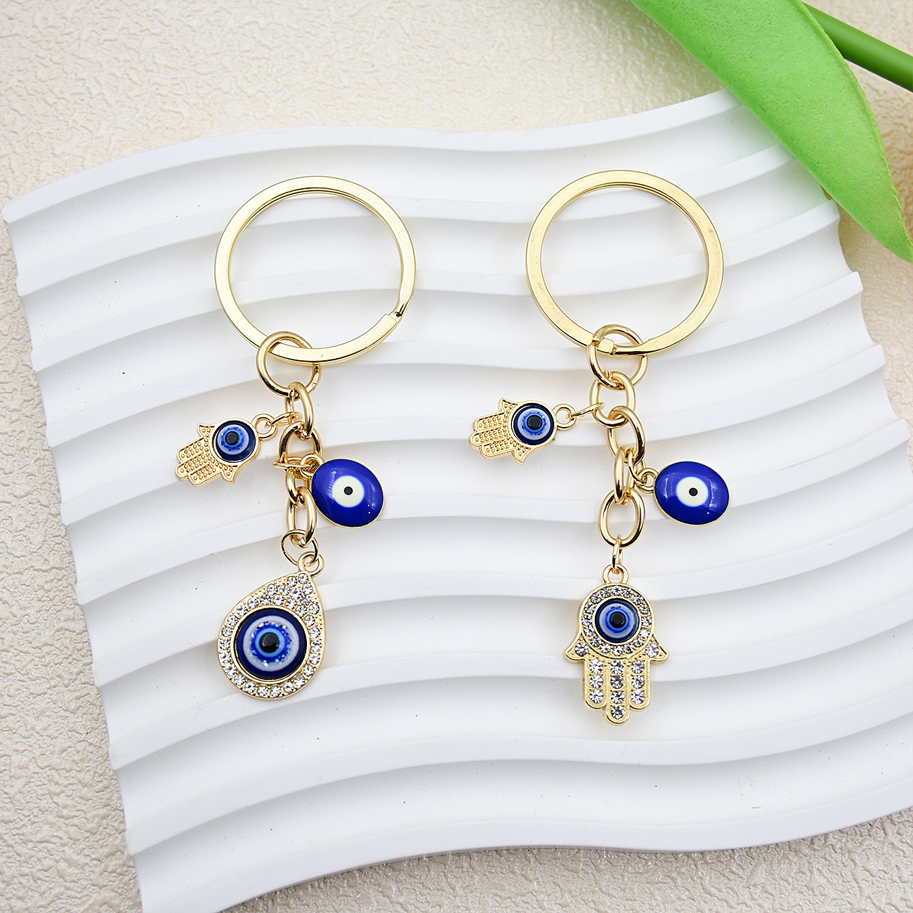 Wholesale Heart-shaped palm water oplet Devil's eye keychain