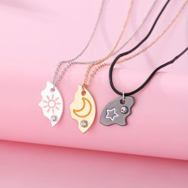 O1CN01KbwfvB1RorxWGi8nG_2204819392159-0-cib Wholesale Star Moon Three-person Chain Splicing Round Pendant Set Necklace