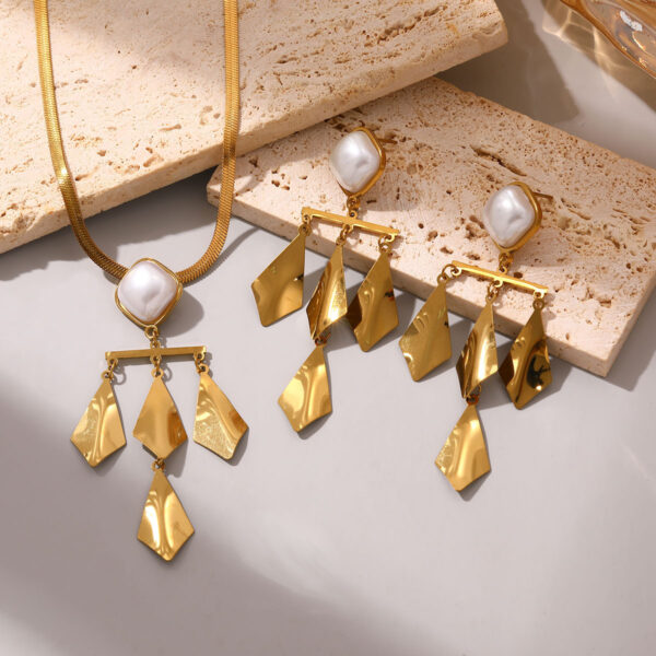 Wholesale Stainless steel jewelry set for women: earrings and necklace