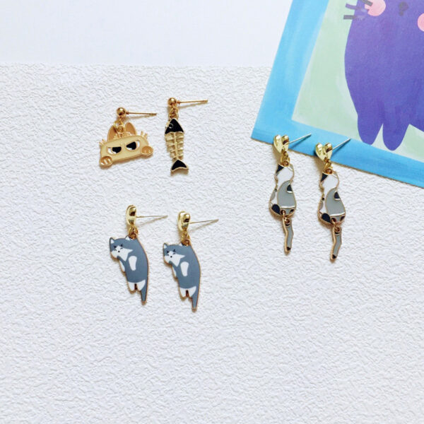 Wholesale Cartoon Cute Asymmetric Black and White Cat Earrings