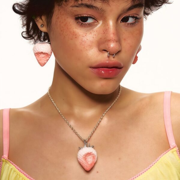 O1CN01LDM1RG271bTEVdsrg_2212092137737-0-cib Wholesale Red Strawberry Sweet lity Resin Necklace