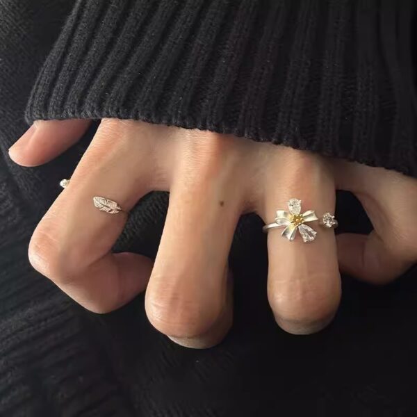 Wholesale Fresh and simple silver daisy ring niche design light luxury finger ring