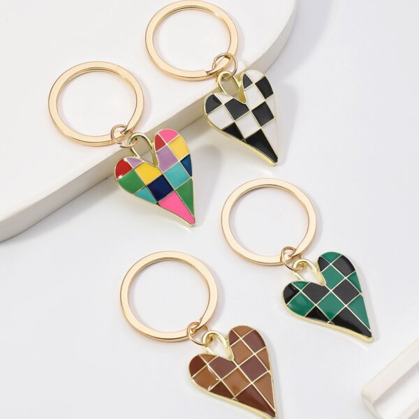 Wholesale Amazon checkered alloy heart personalized devil's eye keychain