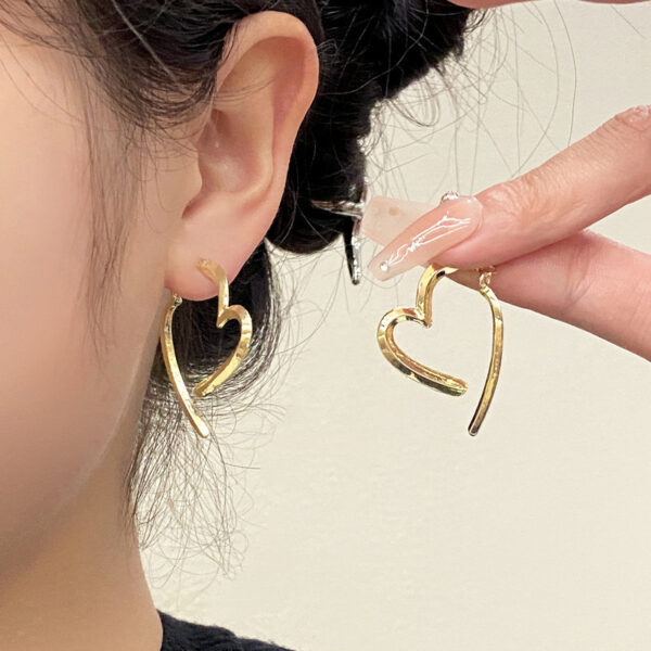 Wholesale Electroplated gold opening heart-shaped earrings