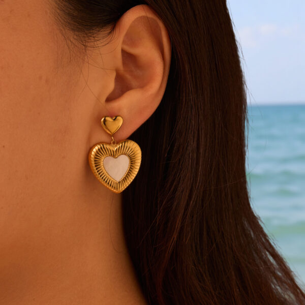 Wholesale Heart-shaped white mother-of-pearl stainless steel earrings