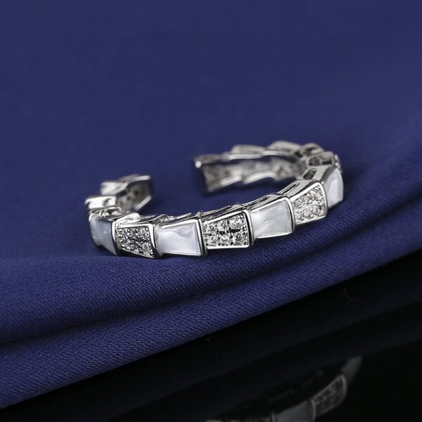 Wholesale Electroplated full diamond V shaped snake bone ring open ring