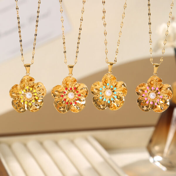 Wholesale gold flower necklace stainless steel plated pendant light luxury necklace
