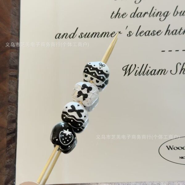 Wholesale 10pcs silk black and white egg flower relief acrylic beads