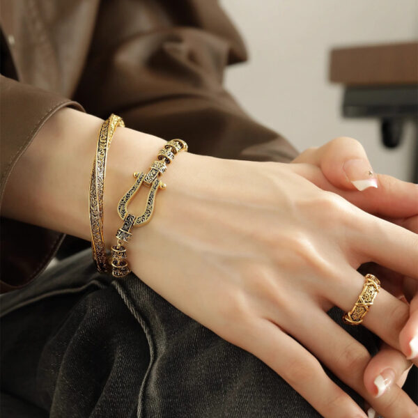 Wholesale Vintage U-shaped Tang Grass Horseshoe Bracelet