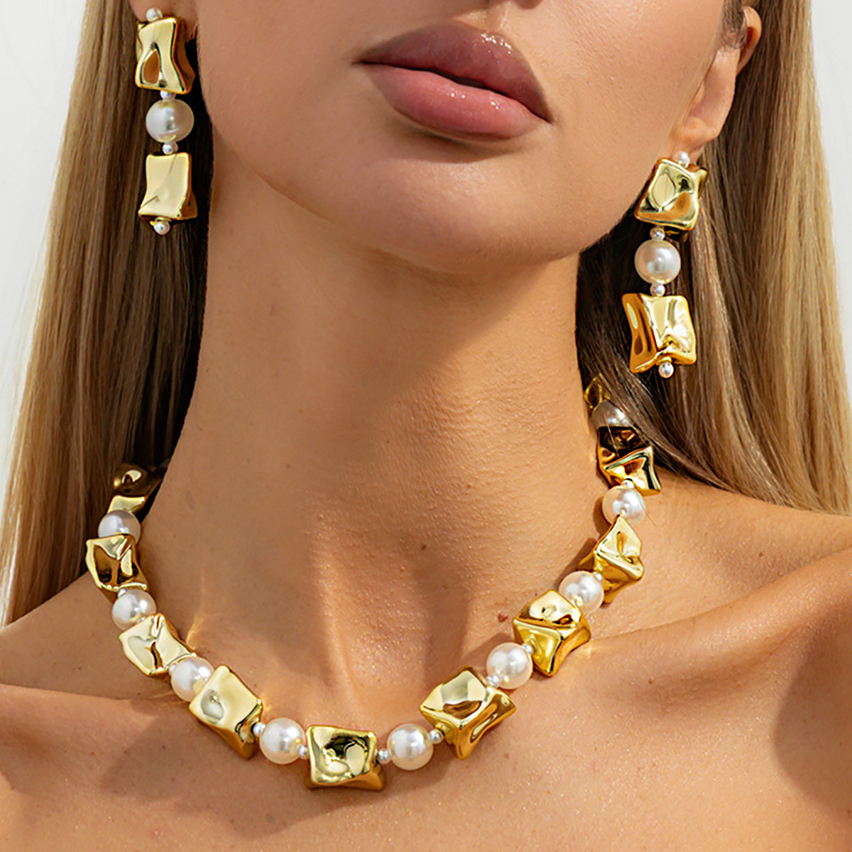 Wholesale European and American Cross-Border Fashion Pleated Square b Imitation Pearl Beaded Necklace Design Asymmetrical Clavicle Chain Necklace