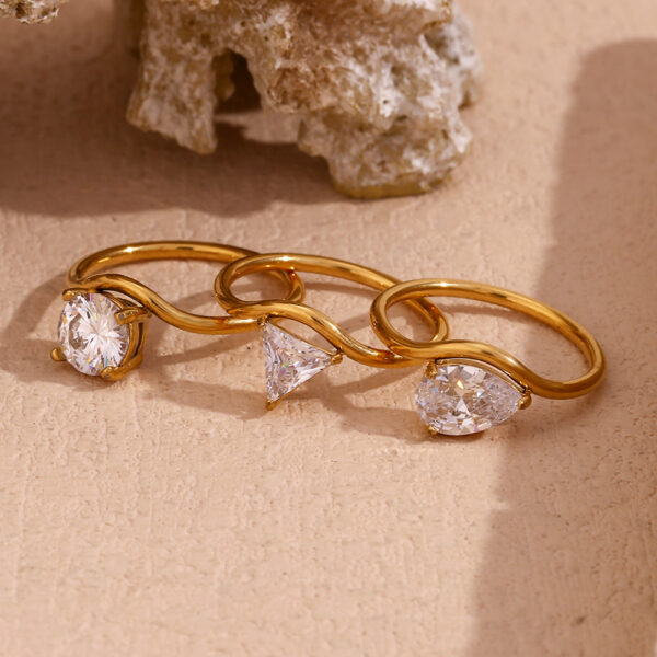 O1CN01NtZnv22AUrOzZQg2I_2213308878207-0-cib Wholesale ins fashion light luxury wave ring Golden zircon ring stainless steel plated 18k simple all-Match ring