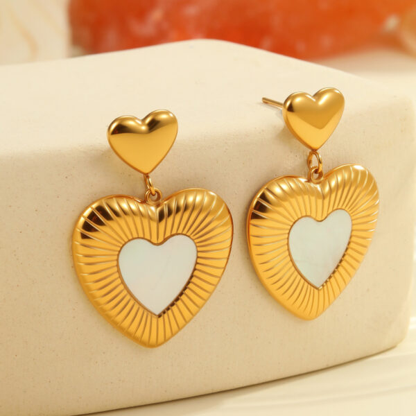 Wholesale Heart-shaped white mother-of-pearl stainless steel earrings