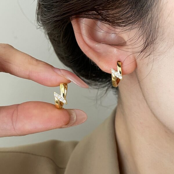 Wholesale Diamond lightning bolt earrings for women.