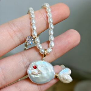 Mid-fishtail necklace