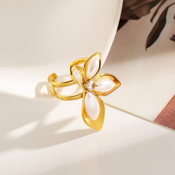 Wholesale Stainless steel ring with elegant petal opening
