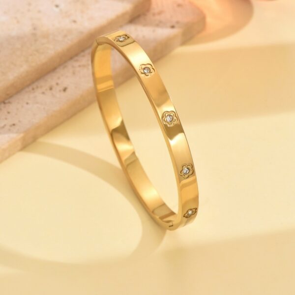 Wholesale Stainless steel four leaf clover inlaid with artificial zircon gold bracelet
