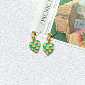 Yellow and green plaidcontrast color, a pair of silver needle earrings