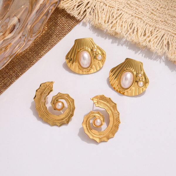 O1CN01QQrNI01P9XFhQweE6_2218506891798-0-cib Wholesale Cross-border titanium steel pearl stud earrings, light luxury, unique shell design, simple and versatile small women's earrings, wholesale available.