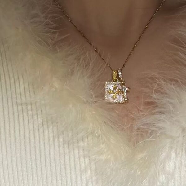 O1CN01QUYNpC1m65LYolwgI_2209494864904-0-cib Wholesale Cross solid dice pendant necklace