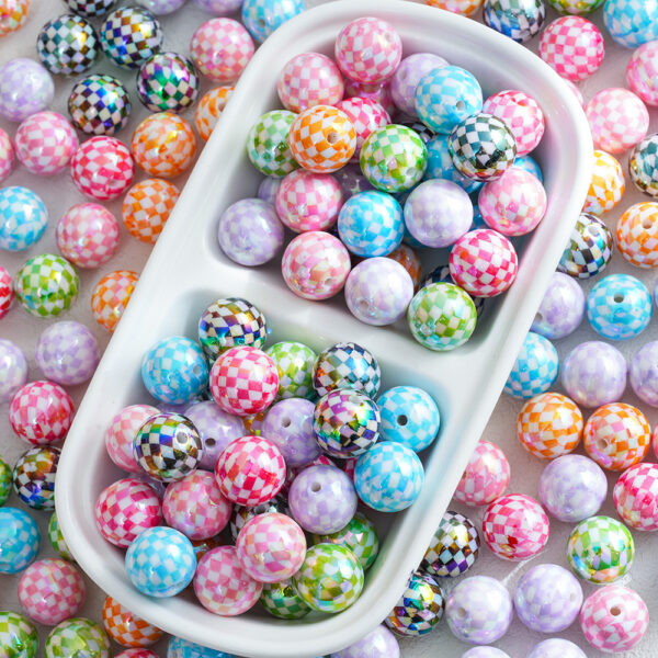 O1CN01Qu6ytI20wfRVEEtxY_2218603856914-0-cib Wholesale 16mm Uv-Plated Color Checkerboard Square Beads