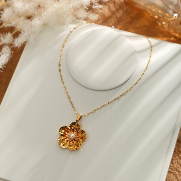 Wholesale gold flower necklace stainless steel plated pendant light luxury necklace