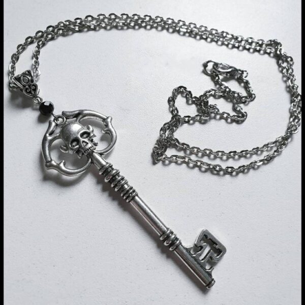 Wholesale Gothic silver skull key necklace