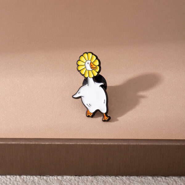 Wholesale Cartoon cute creative sunflower big white goose brooch
