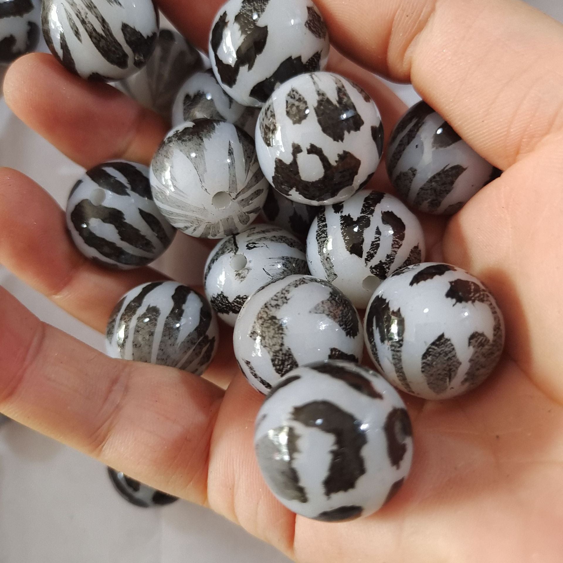 Wholesale 20mm Acrylic Cute White Leopard Print Beads