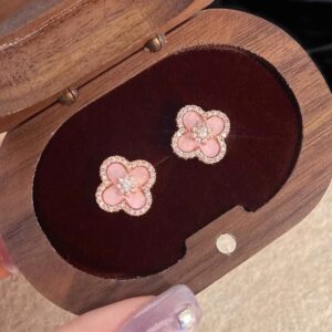 Four-leaf clover earrings (pink mother-of-pearl)
