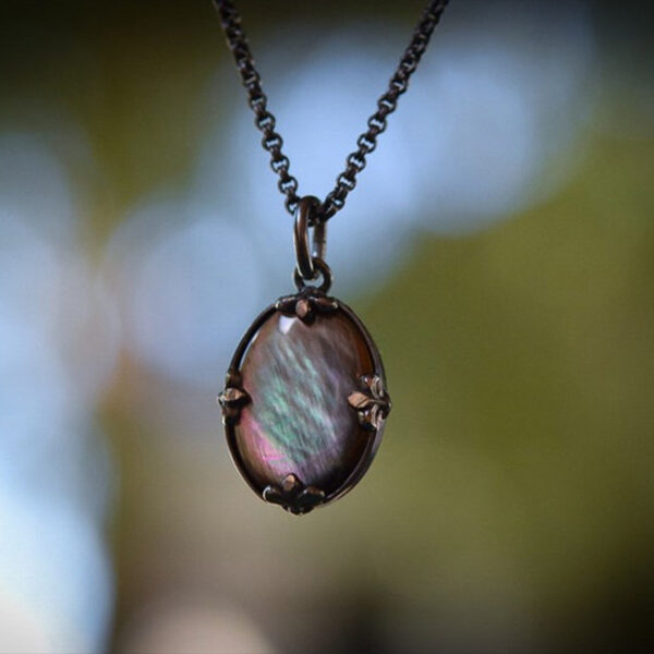 Wholesale Retro oval embedded color pendant necklace