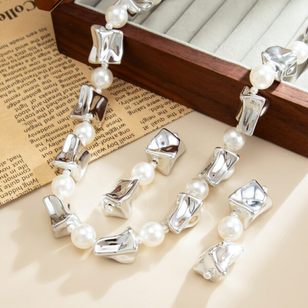 Wholesale European and American Cross-Border Fashion Pleated Square Ccb Imitation Pearl Beaded Necklace Design Asymmetrical Clavicle Chain Necklace