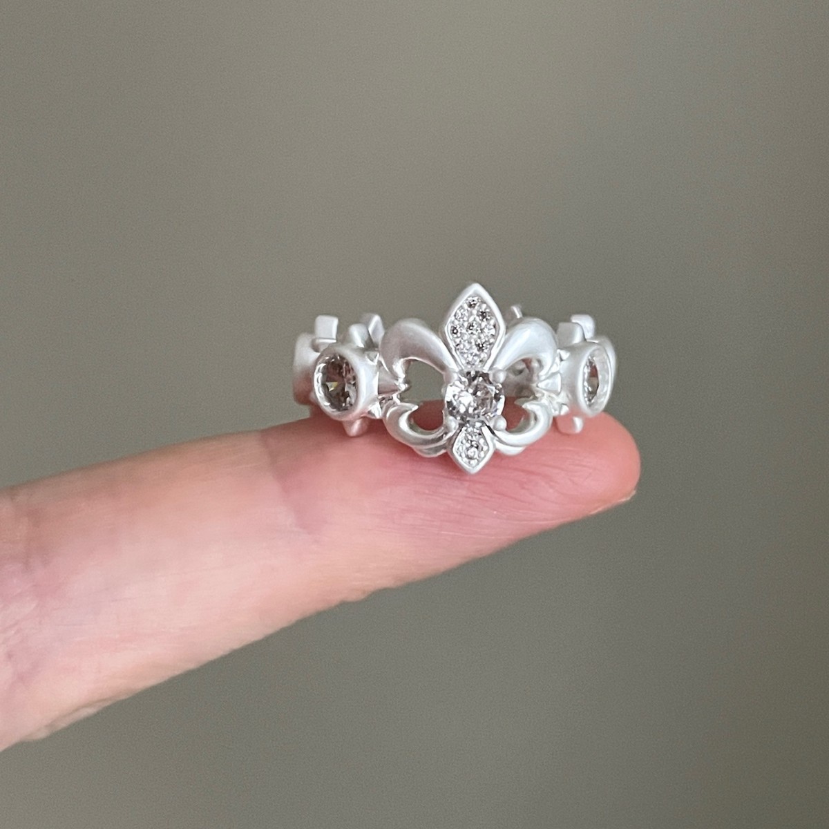 Wholesale Medieval Style Cross Retro White Iris Flower Zircon Jewelry High-End Light Luxury Niche Design Open Ring for Women
