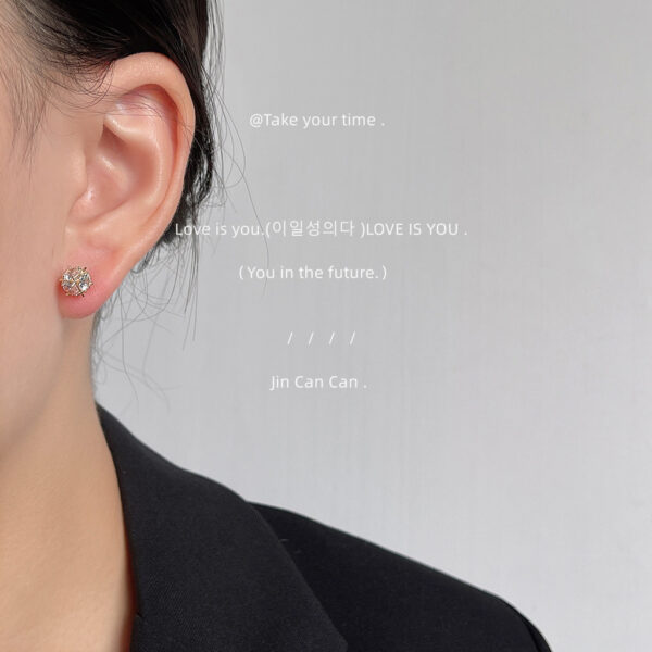 O1CN01TLCTmT1UIky96ImpY_2597552495-0-cib Wholesale Stereoscopic polyhedral geometric square zircon silver needle earrings