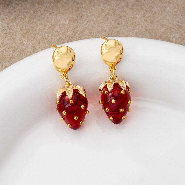 O1CN01TQwVoq1ujUOxHHilR_2215125026073-0-cib Wholesale Red three-dimensional strawberry earrings