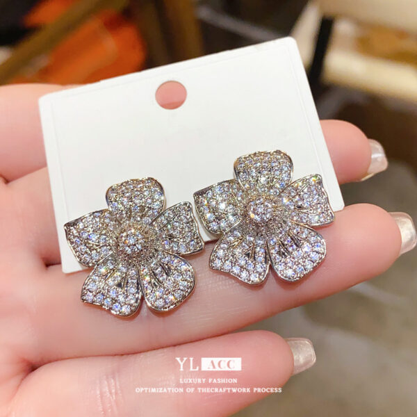 Wholesale Sparkling diamond studded flower silver needle earrings