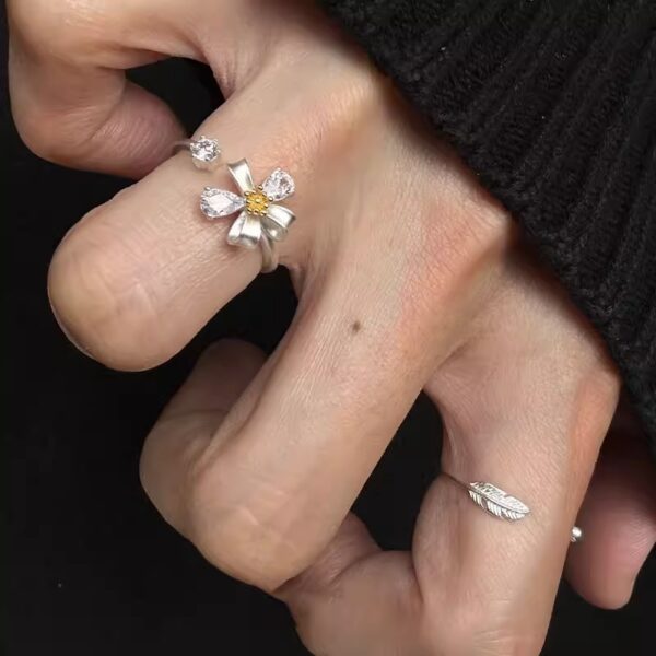 Wholesale Fresh and simple silver daisy ring niche design light luxury finger ring