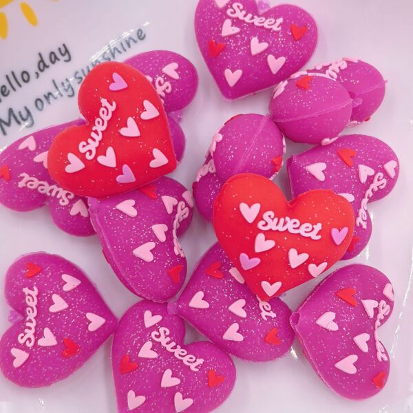 O1CN01UOOCDS1pLbgh8JQJQ_2217666445344-0-cib Wholesale Random 100pcs Valentine's Day Heart Cartoon 3D Focal Beads