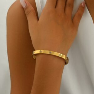 Wholesale Stainless steel four leaf clover inlaid with artificial zircon gold bracelet