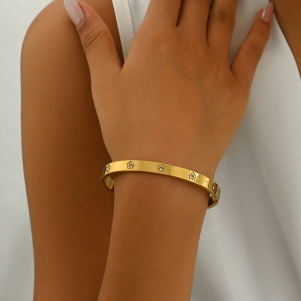 Wholesale Stainless steel four leaf clover inlaid with artificial zircon gold bracelet